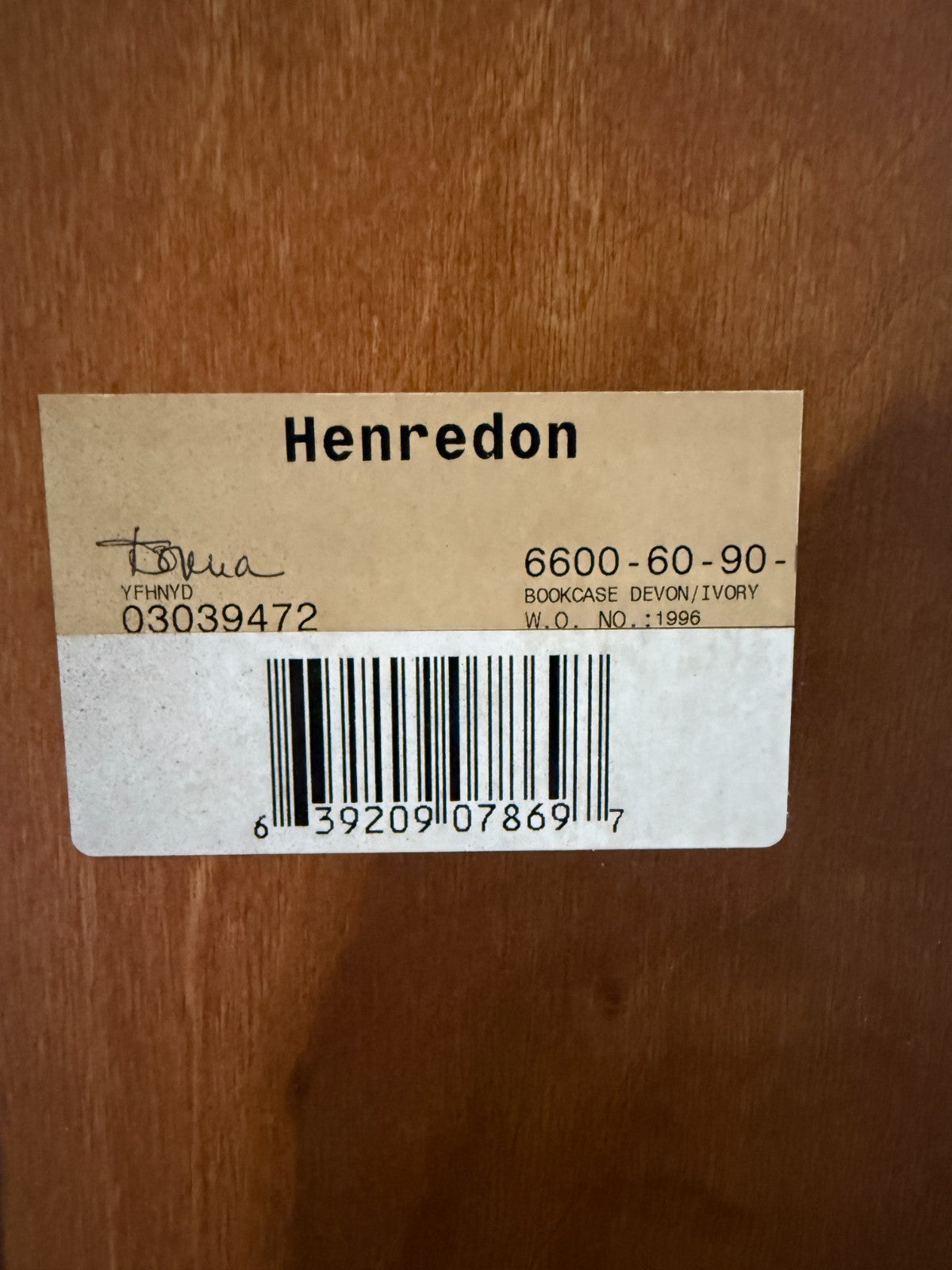 Henredon Devon Illuminated Bookcase Display Cabinet Ivory Backdrop Glass Shelves