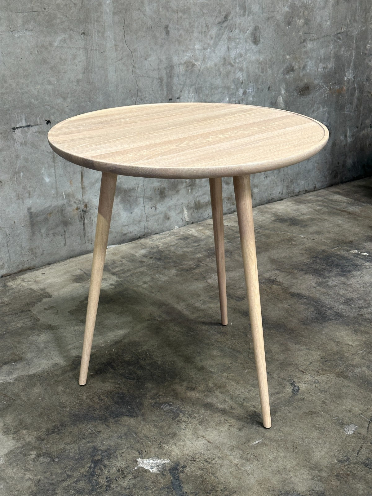 Mater Accent Cafe Table Mat Lacquered Oak Round Top