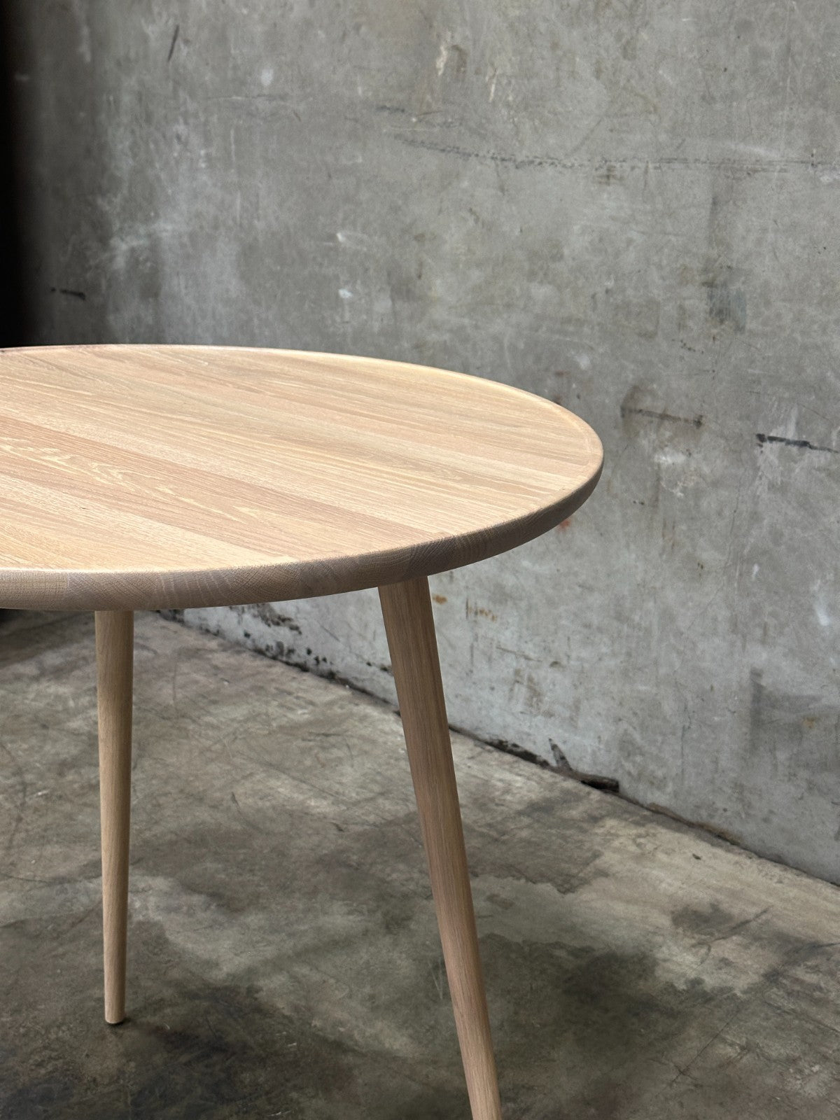 Mater Accent Cafe Table Mat Lacquered Oak Round Top