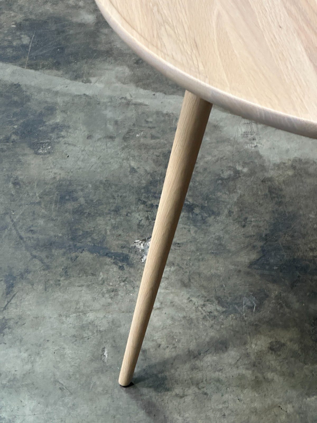 Mater Accent Cafe Table Mat Lacquered Oak Round Top