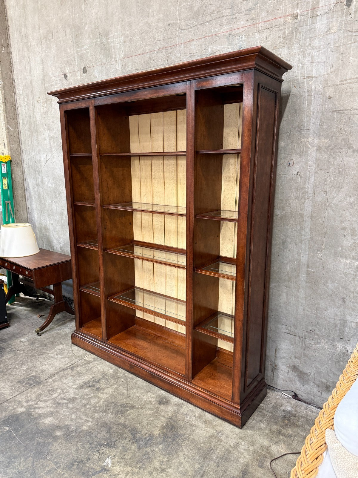 Henredon Devon Illuminated Bookcase Display Cabinet Ivory Backdrop Glass Shelves
