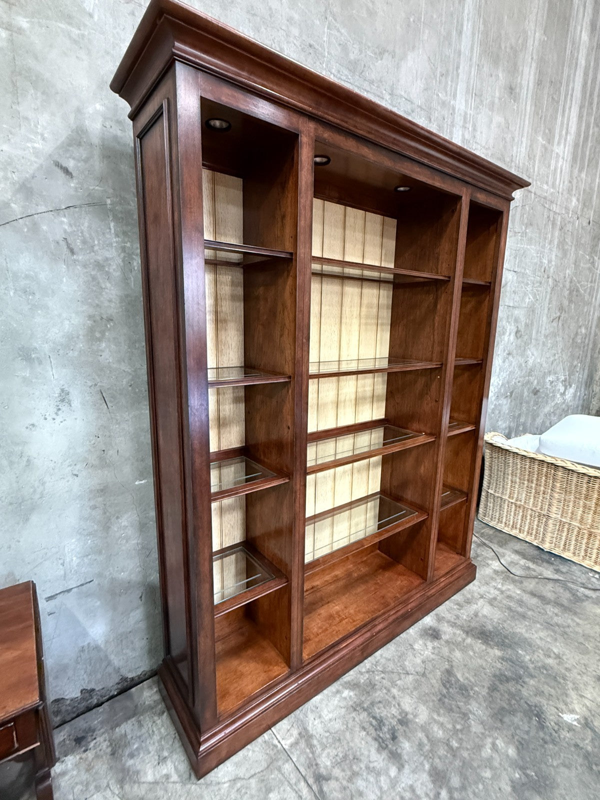 Henredon Devon Illuminated Bookcase Display Cabinet Ivory Backdrop Glass Shelves