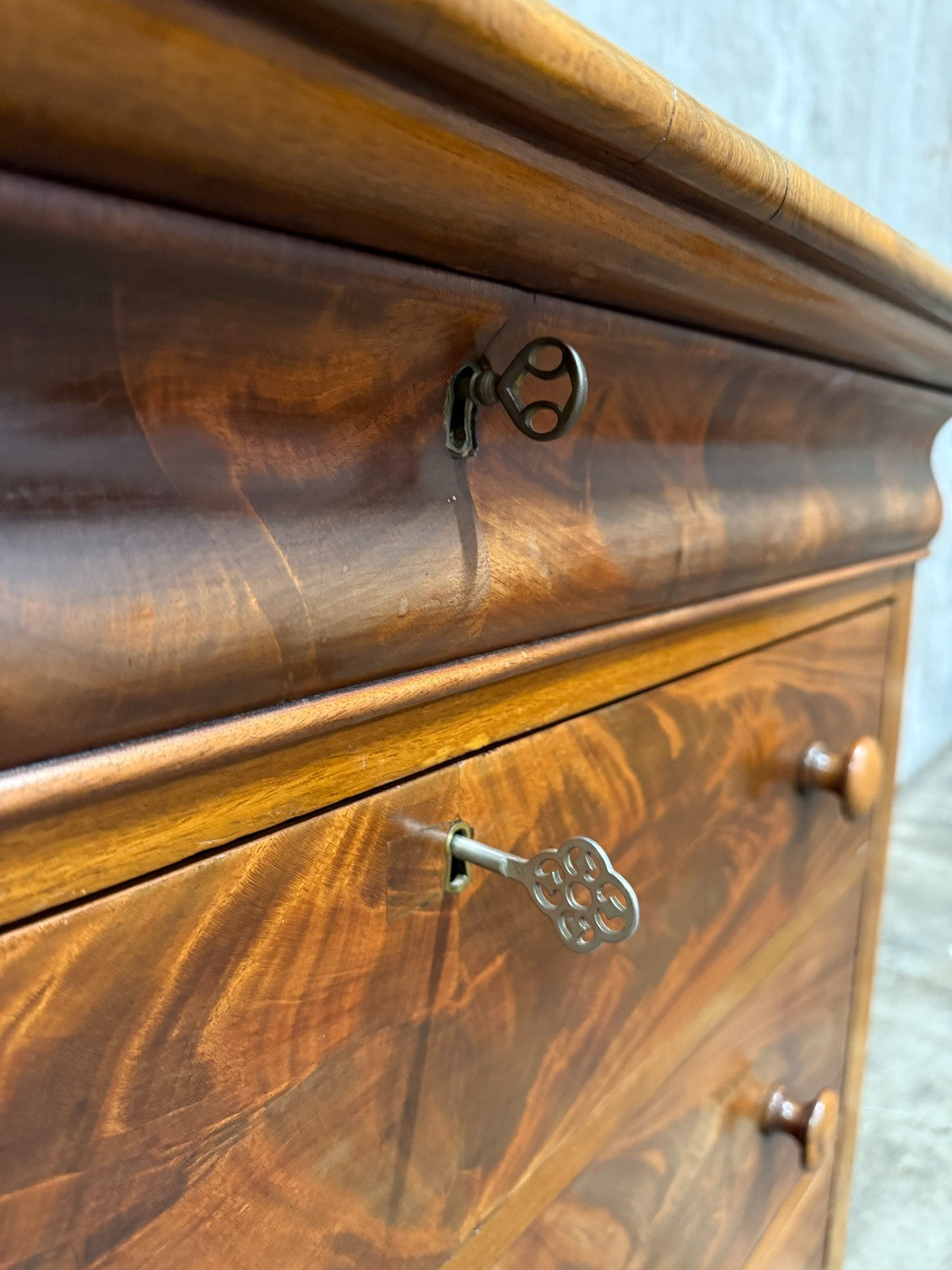 19th Century American Empire Chest of Drawers – Tiger Maple Veneer