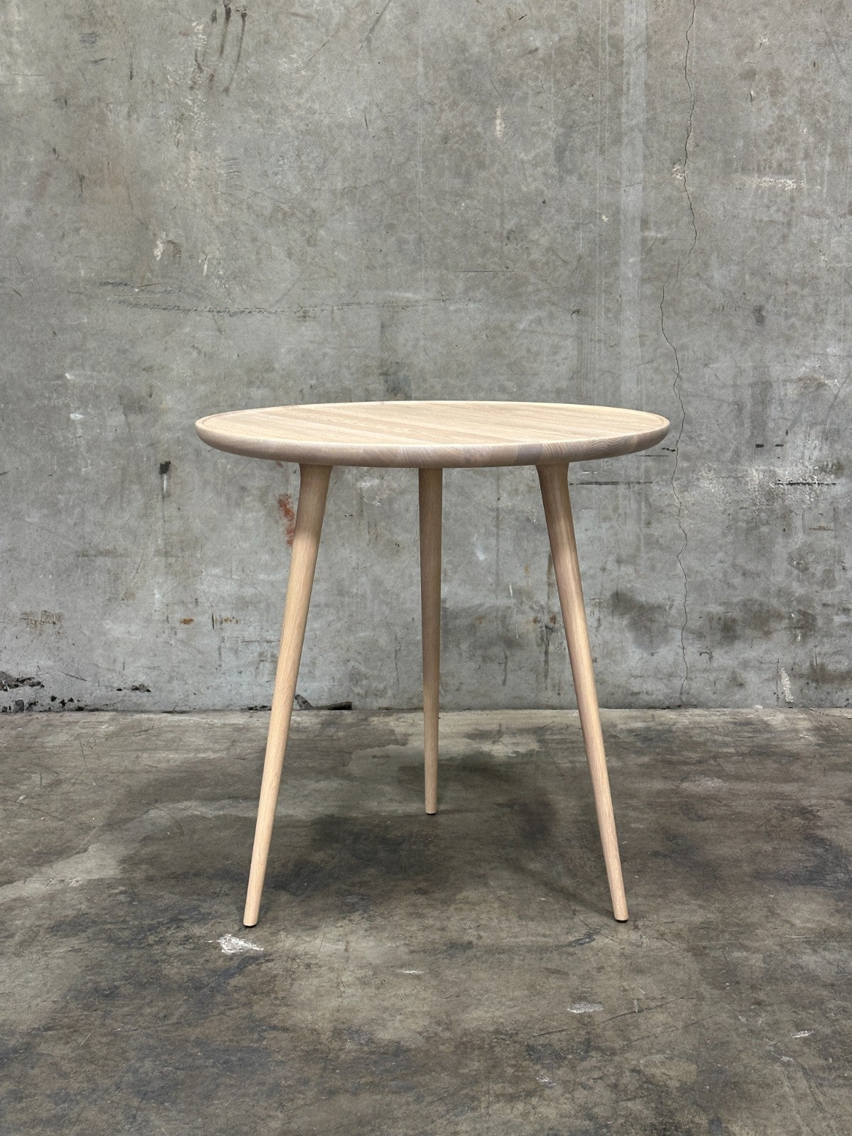 Mater Accent Cafe Table Mat Lacquered Oak Round Top