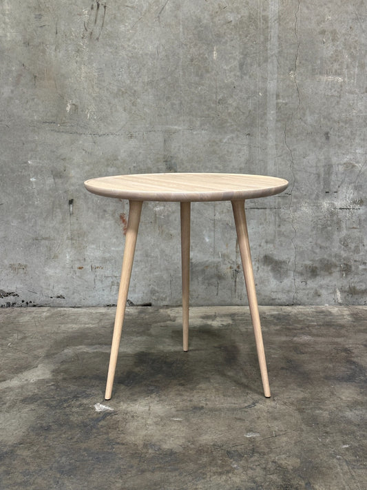 Mater Accent Cafe Table Mat Lacquered Oak Round Top