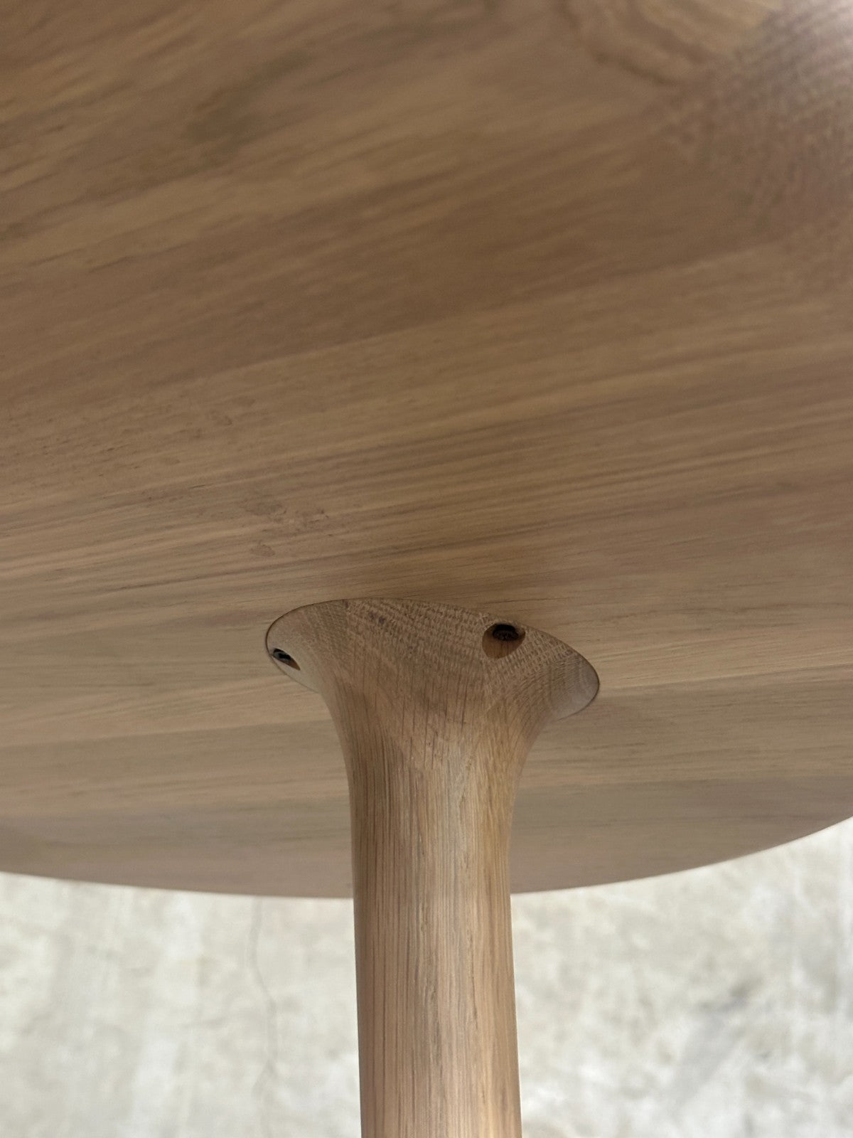 Mater Accent Cafe Table Mat Lacquered Oak Round Top
