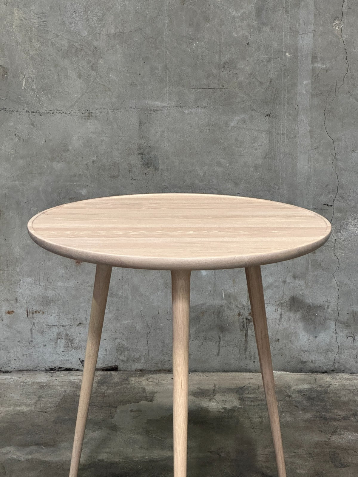 Mater Accent Cafe Table Mat Lacquered Oak Round Top