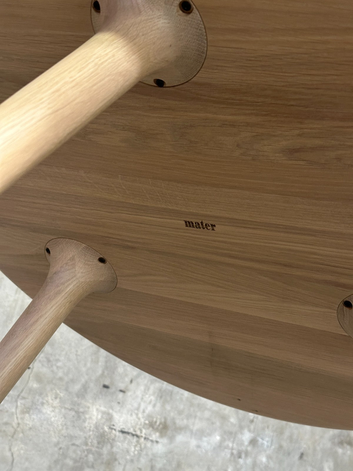 Mater Accent Cafe Table Mat Lacquered Oak Round Top