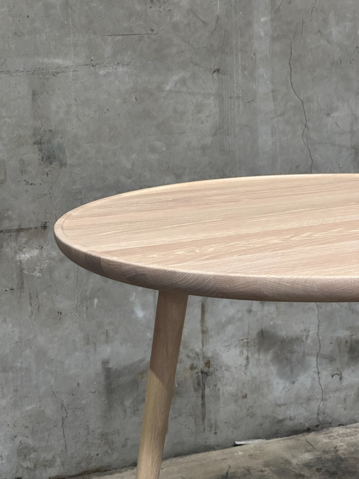 Mater Accent Cafe Table Mat Lacquered Oak Round Top