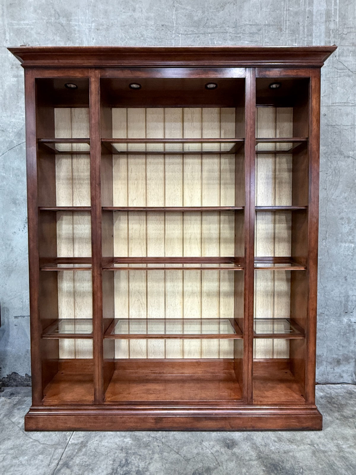 Henredon Devon Illuminated Bookcase Display Cabinet Ivory Backdrop Glass Shelves