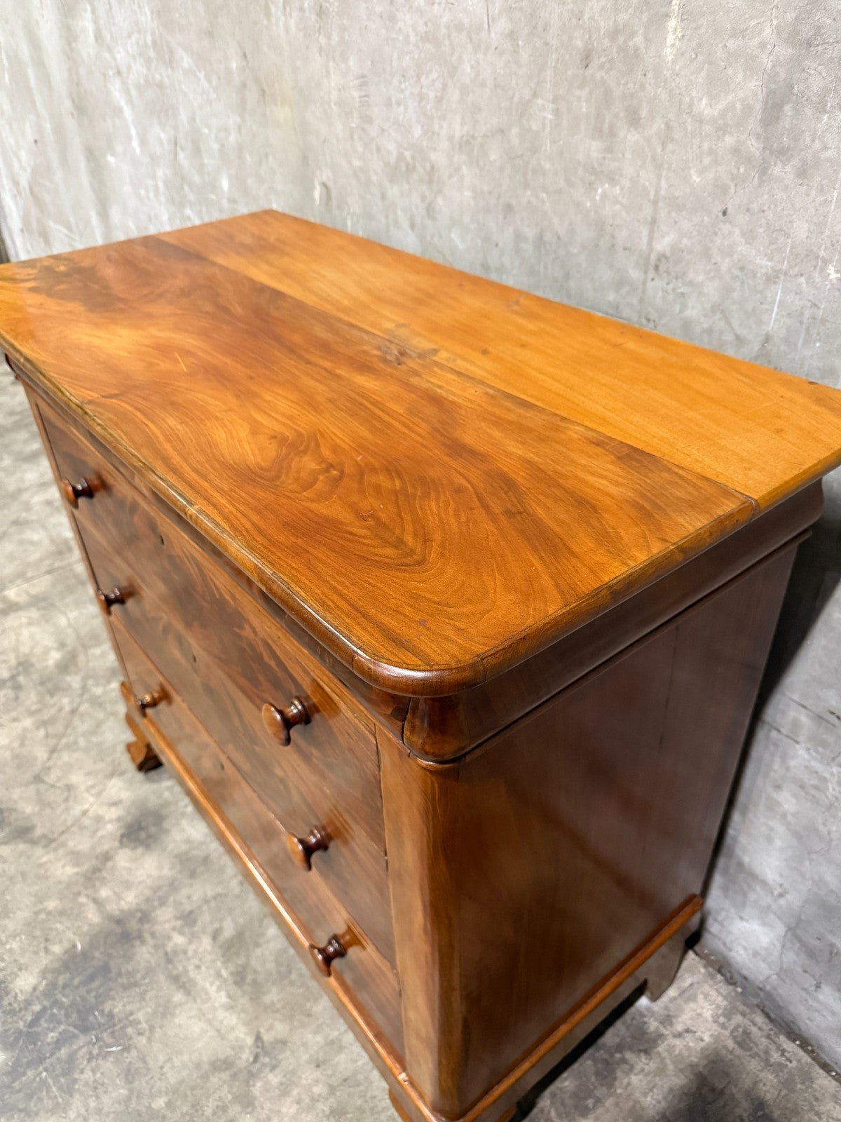 19th Century American Empire Chest of Drawers – Tiger Maple Veneer