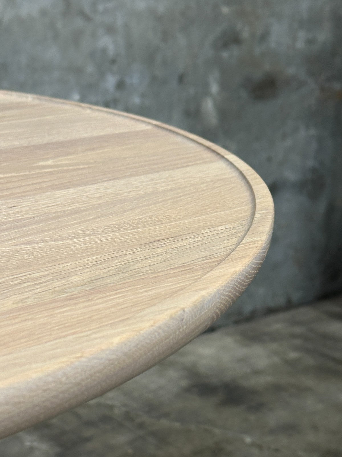 Mater Accent Cafe Table Mat Lacquered Oak Round Top