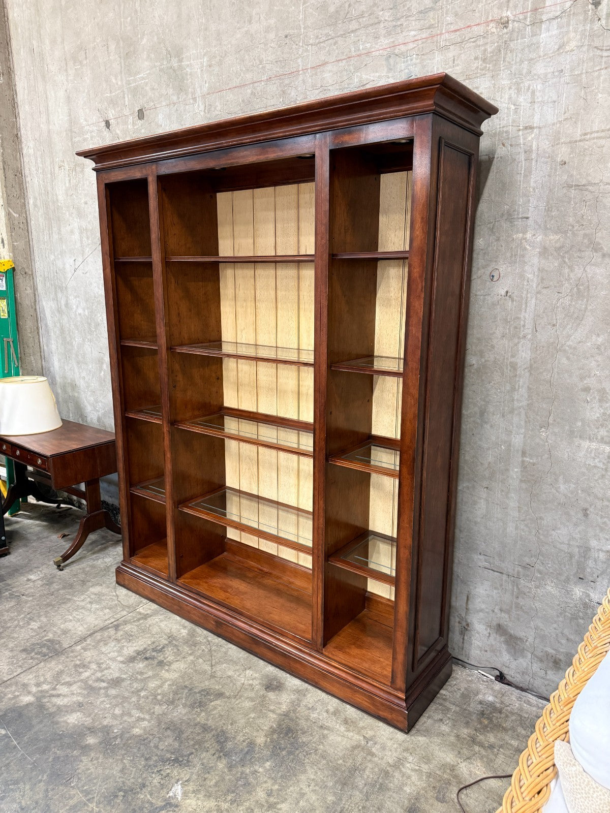 Henredon Devon Illuminated Bookcase Display Cabinet Ivory Backdrop Glass Shelves