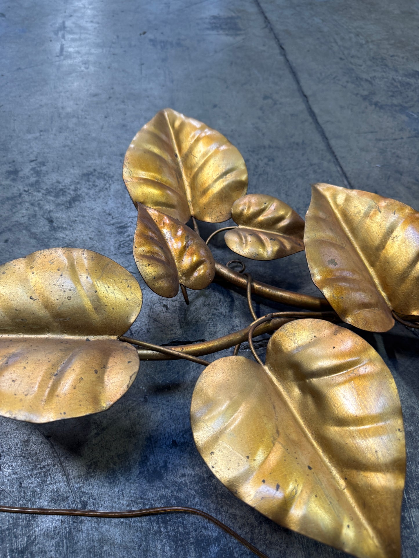 Vintage Italian Gilt Tole Leaf Wall Light – Mid-Century Gold Metal Vine Sconce, Made in Italy, 1960s