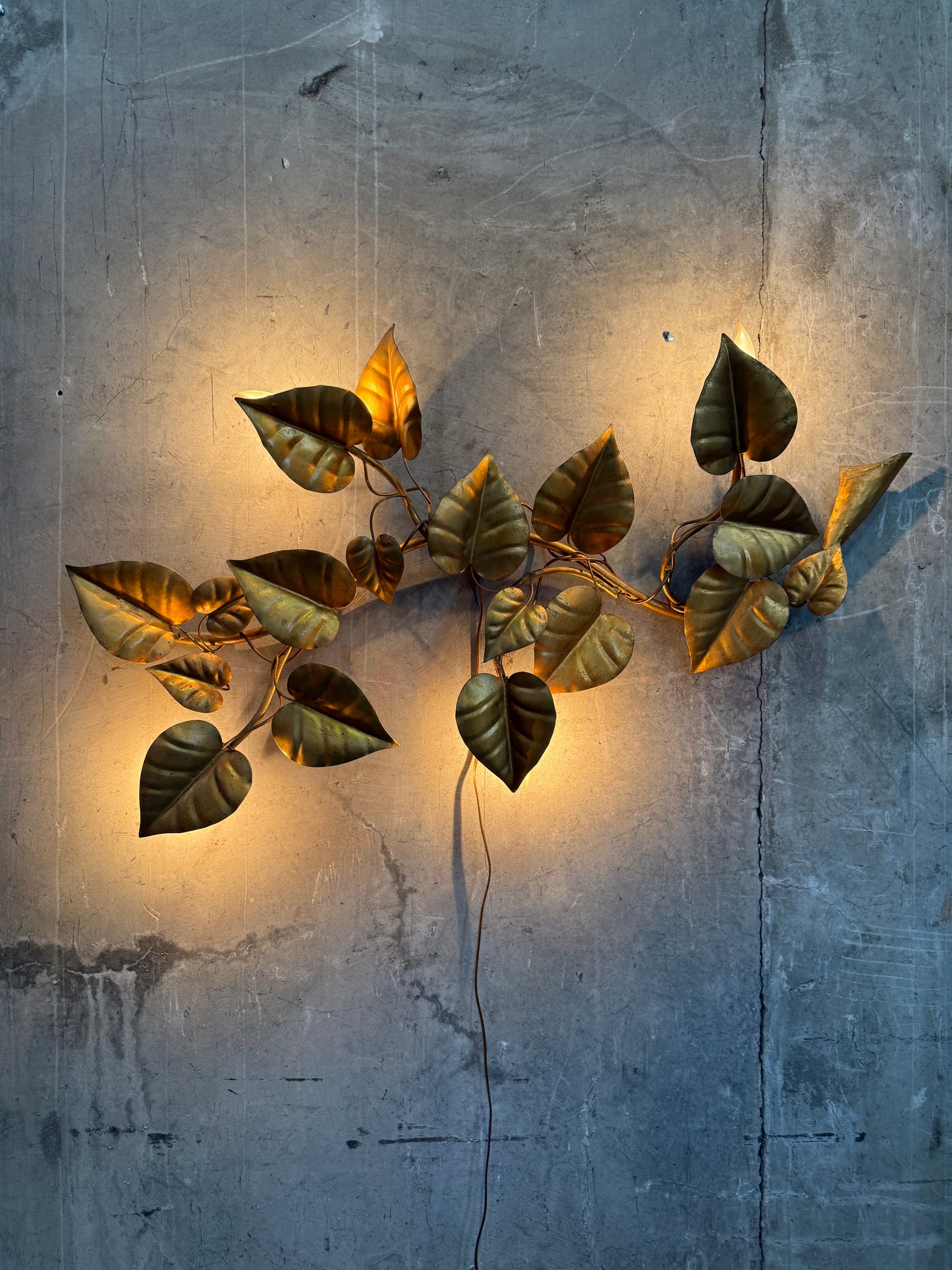 Vintage Italian Gilt Tole Leaf Wall Light – Mid-Century Gold Metal Vine Sconce, Made in Italy, 1960s