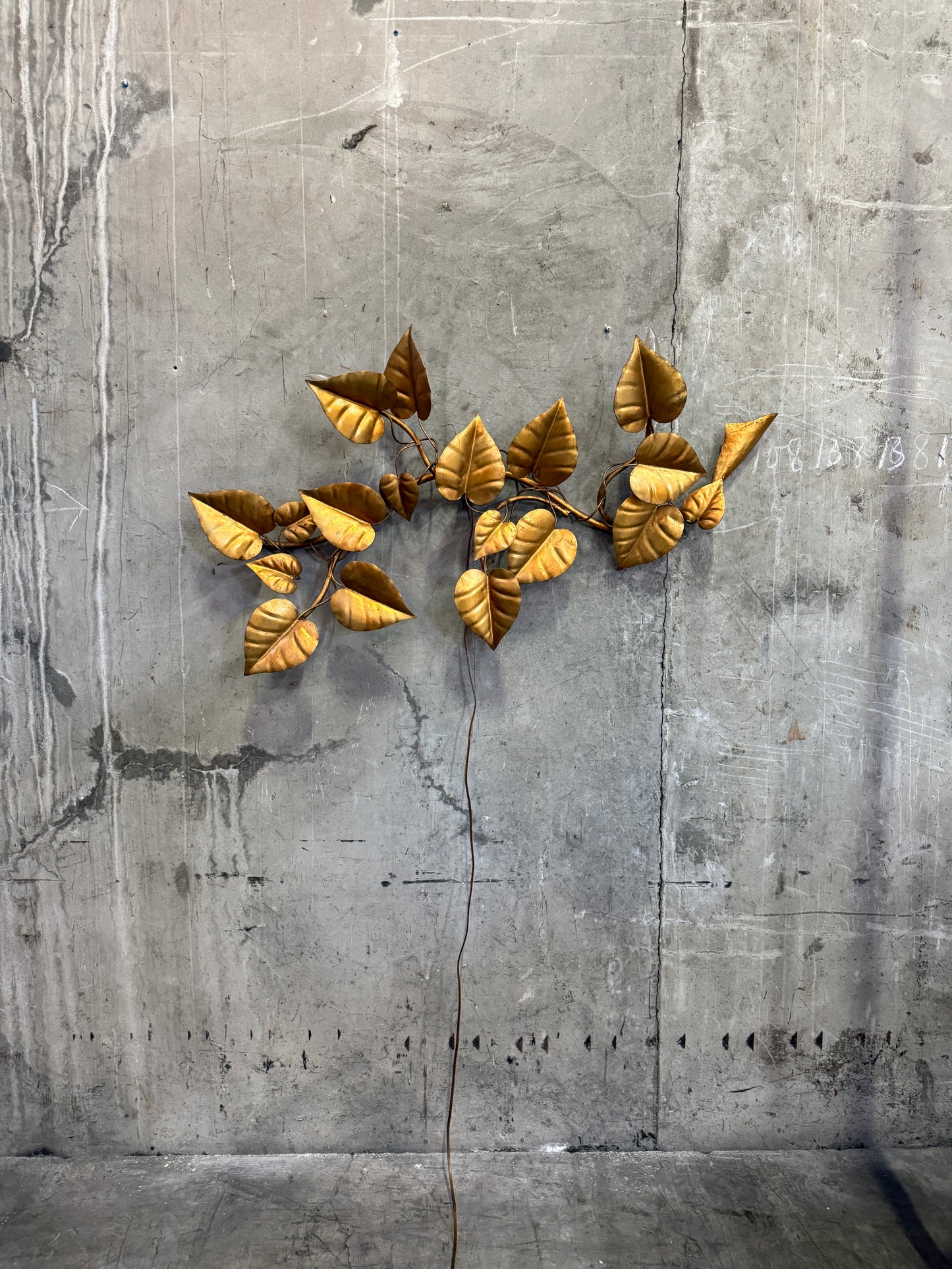 Vintage Italian Gilt Tole Leaf Wall Light – Mid-Century Gold Metal Vine Sconce, Made in Italy, 1960s
