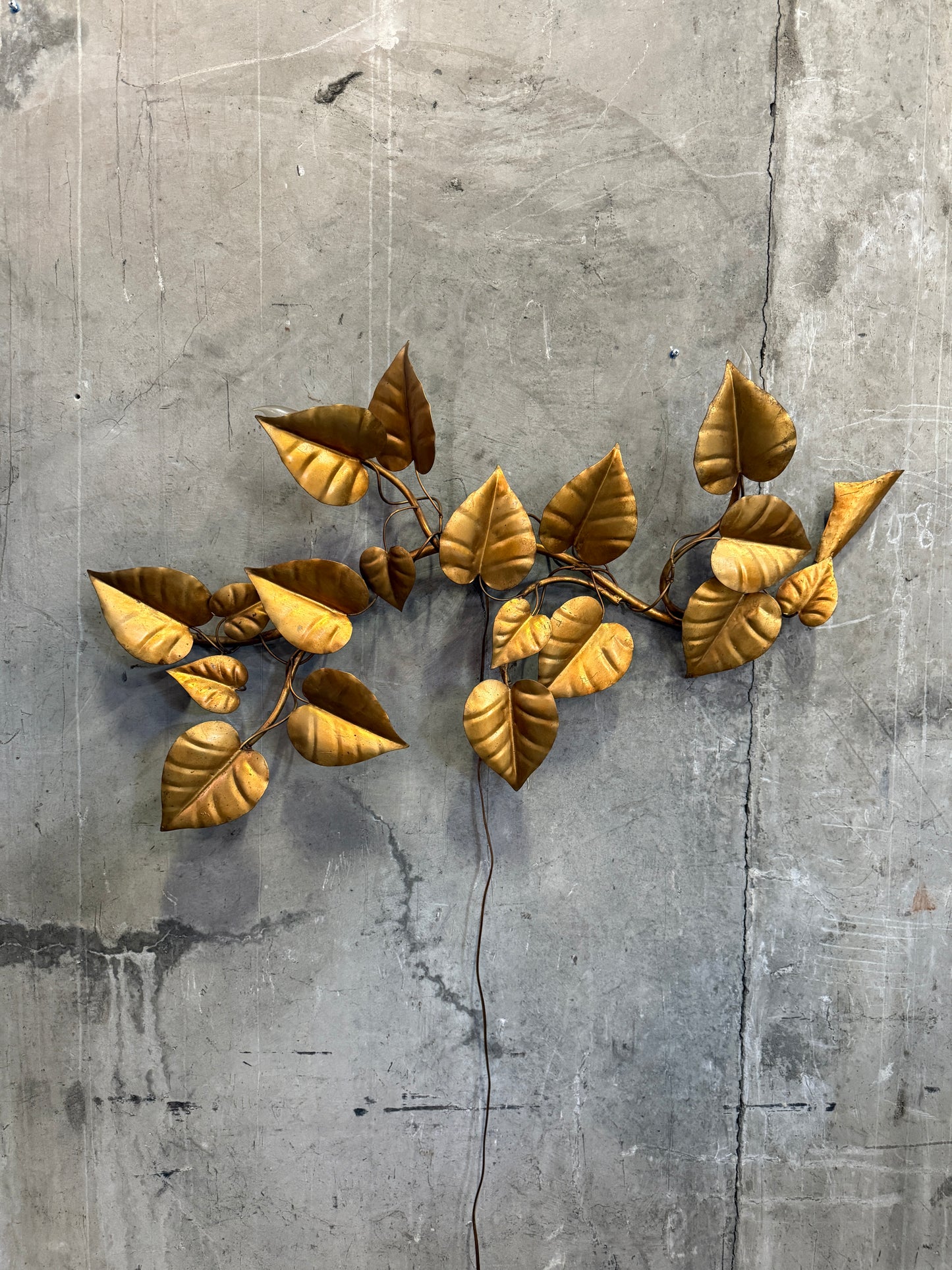 Vintage Italian Gilt Tole Leaf Wall Light – Mid-Century Gold Metal Vine Sconce, Made in Italy, 1960s