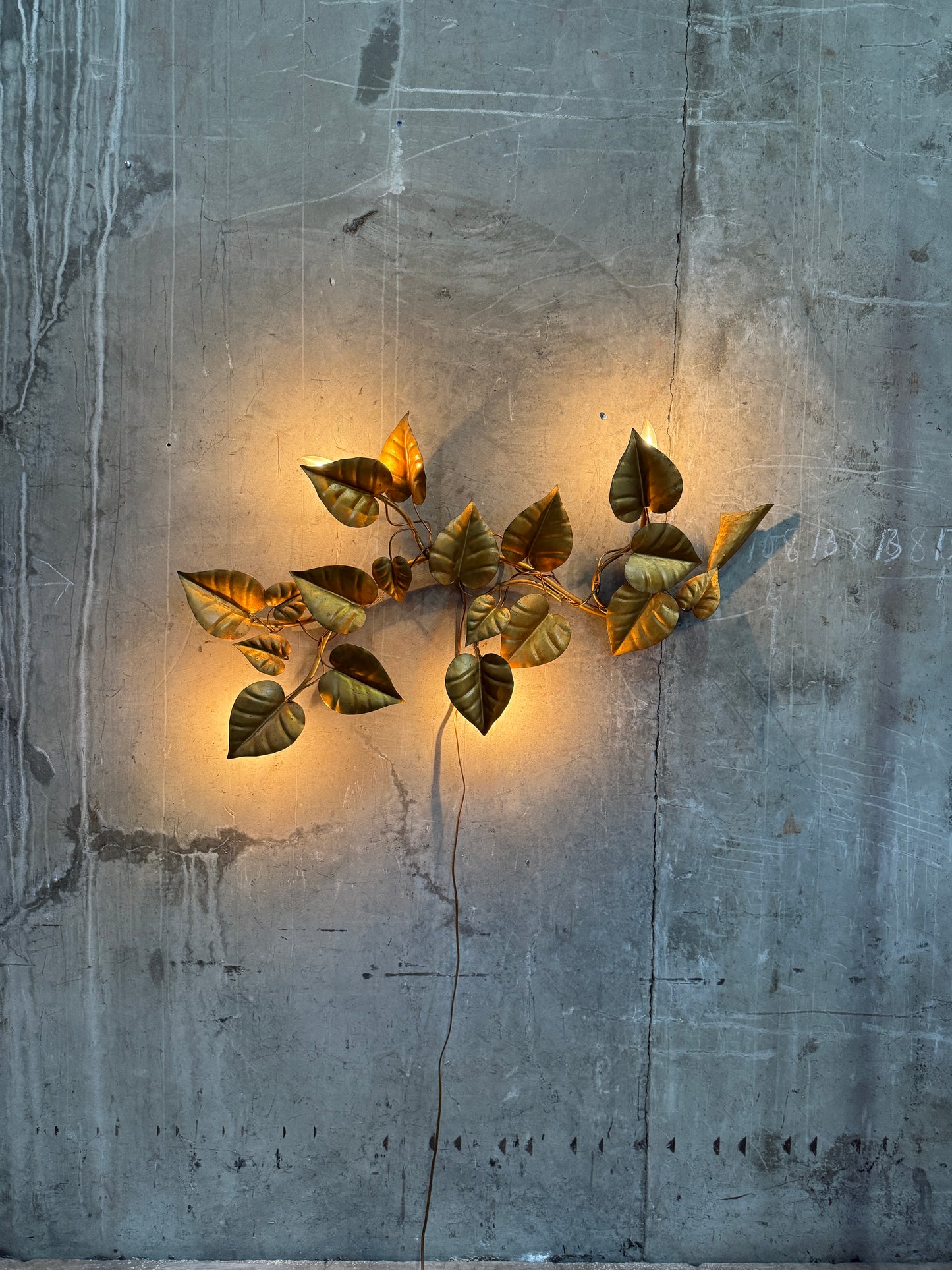 Vintage Italian Gilt Tole Leaf Wall Light – Mid-Century Gold Metal Vine Sconce, Made in Italy, 1960s