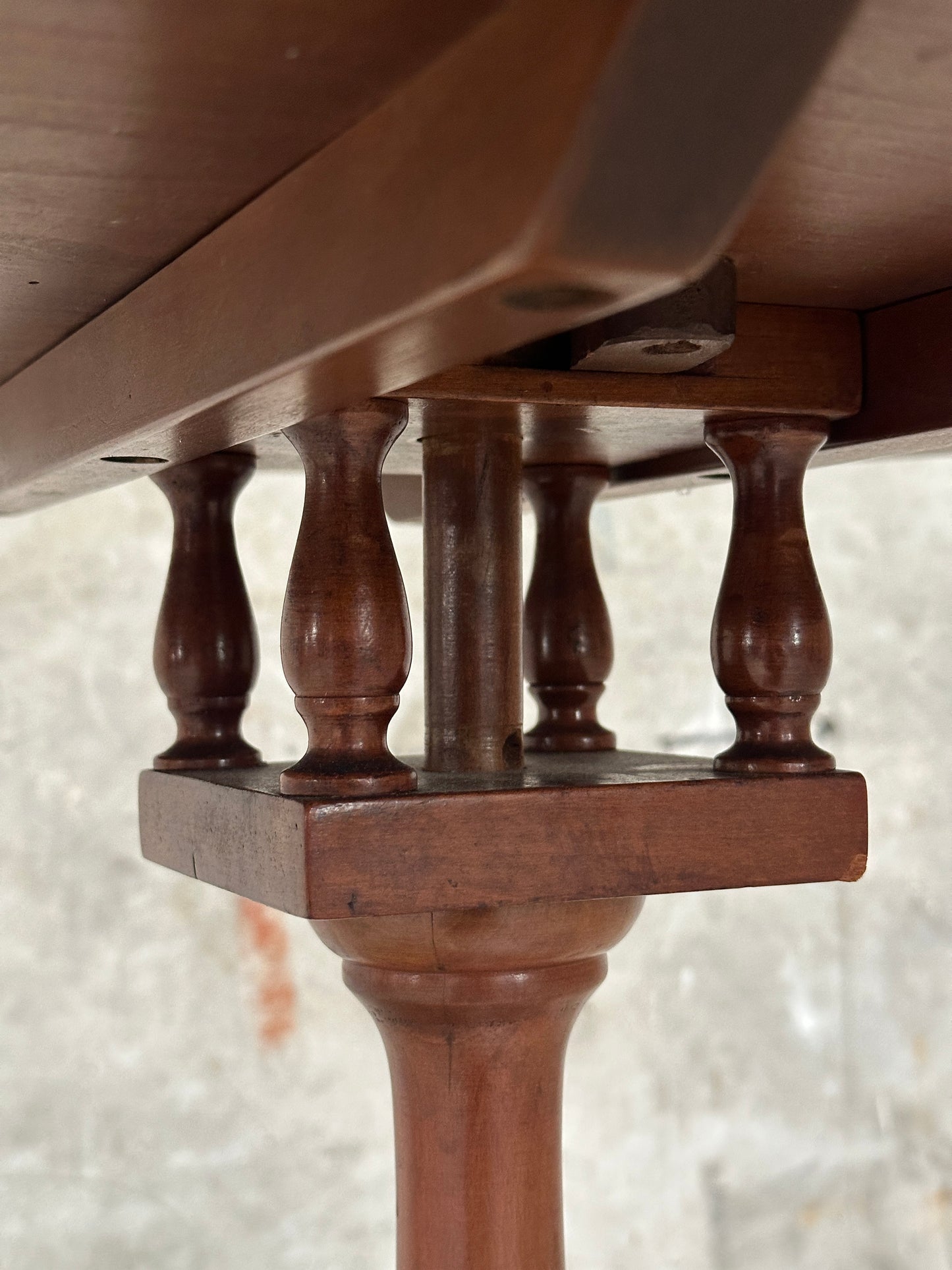 Antique Mahogany Tilt-Top Tripod Tea Table, Federal Style, 28in
